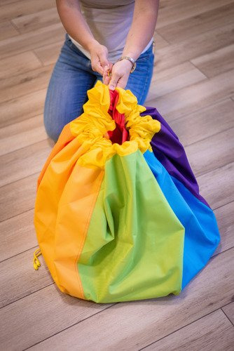 Worek animacyjny Akson po złożeniu jako torba — pokaz pojemności i uchwytu