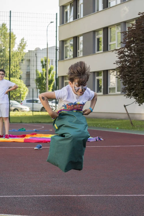 Worek do skakania Akson — ujęcie pokazujące szerokość pracy 50 cm oraz żółty kolor materiału
