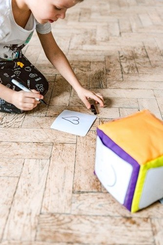 Zestaw edukacyjny Akson — kostka z przezroczystymi kieszeniami oraz 6 kart suchościeralnych rozłożonych obok
