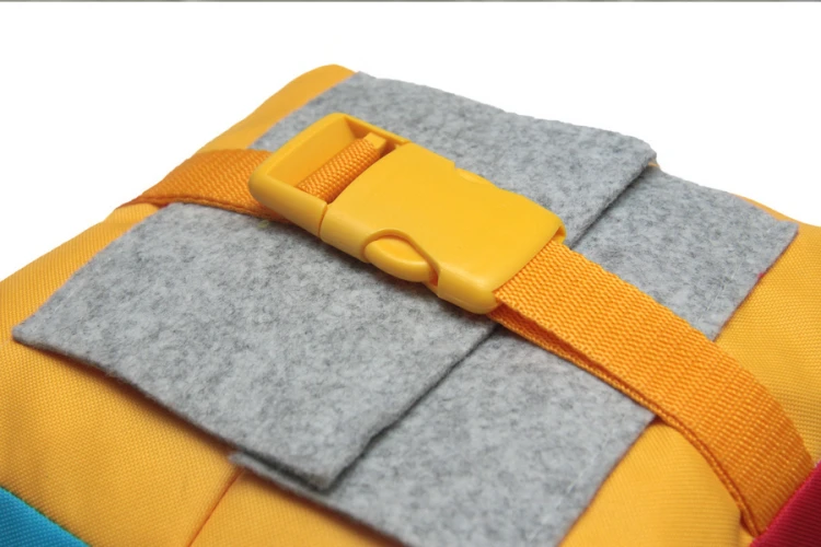 Kostka manipulacyjna Surprise — pokaz rozmiaru kostki 20x20x20 cm w kontekście ręki dziecka