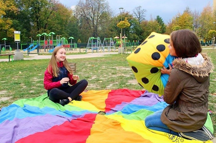 Kostka edukacyjna 40 cm Akson — użycie jako pufa do siedzenia podczas zajęć przedszkolnych