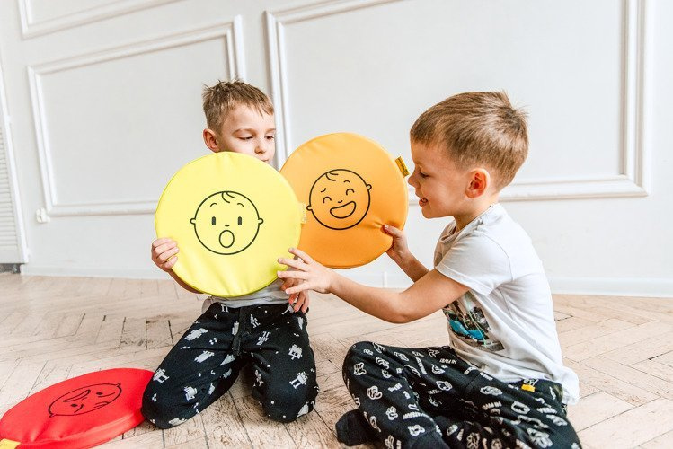 Akson poduszki Emocje — dzieci podczas zajęć integracyjnych siedzą na kolorowych poduszkach