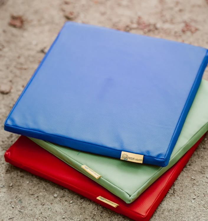 Poduszki 35 cm — detal powierzchni ekoskóry i szycia, przeznaczone do dezynfekcji