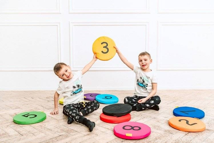 Poduszki Akson — zbliżenie na teksturę ekoskóry i krawędź zdejmowanego pokrowca, wysokość 3 cm