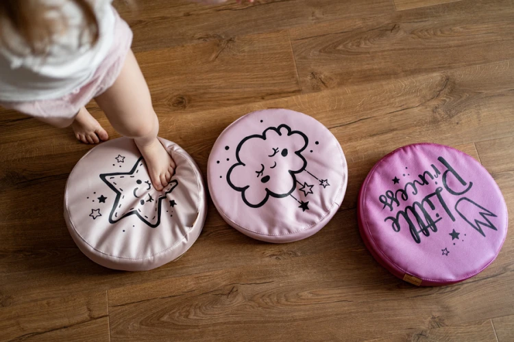 Poduszka 30 cm Akson w kolorze fuksja z nadrukiem LITTLE PRINCESS — widok boczny pokazujący wysokość 6 cm