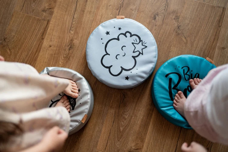 Zbliżenie wewnętrznego wkładu z gąbki poduszki 30 cm — przekrój pokazujący wypełnienie i miękkość