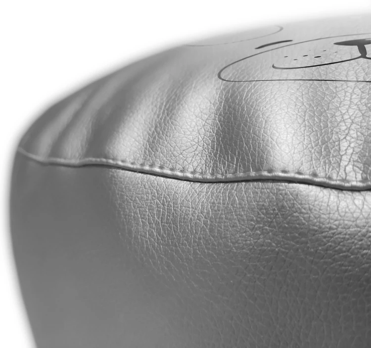 Detale szwów i struktury ekoskóry pufy MIŚ Akson — tekstura i jakość wykończenia siedziska