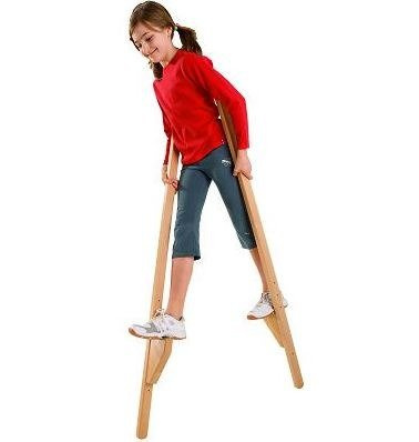 Szczudła 140 cm Akson — zbliżenie na kolorową podstawkę pod stopę i wykończenie drewna
