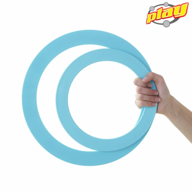 Obręcz Play 32,7 cm podczas wykonywania trików żonglerskich