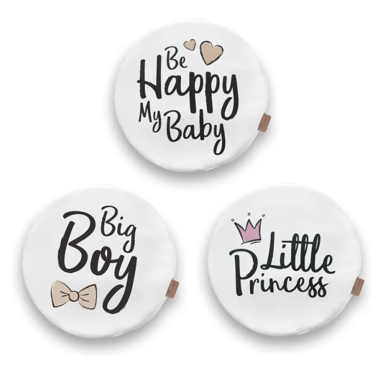 Poduszka Akson — detal napisu BE HAPPY MY BABY z widocznymi serduszkami i eko-skórą