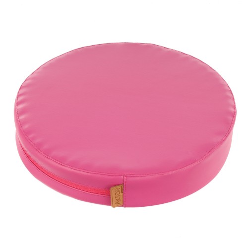 Poduszka z ekoskóry Akson 30 x 30 x 6 cm — różowa poduszka-siedzisko, detal przeszycia i faktury materiału