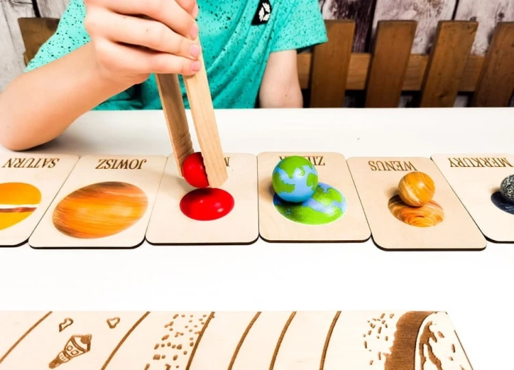Drewniane planety oraz edukacyjne karty do nauki o kosmosie w zestawie EDUBOBO