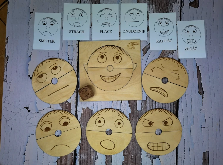 Elementy układanki Emocje EDUBOBO z buźkami, kostką i kartami