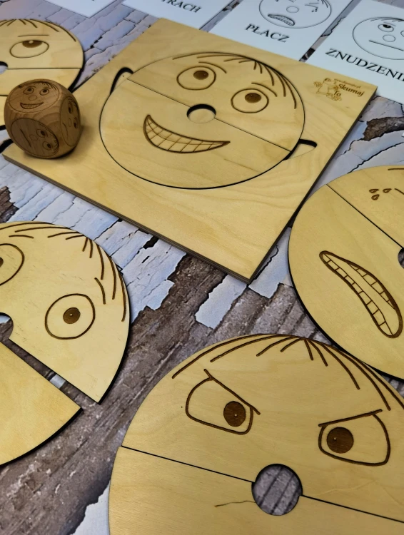 Kostka i karty z podpisami w zestawie edukacyjnym Emocje EDUBOBO