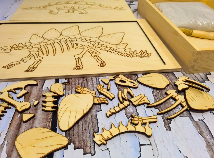 Zestaw Stegozaur EDUBOBO — edukacyjna zabawa paleontologiczna z piaskiem i kośćmi