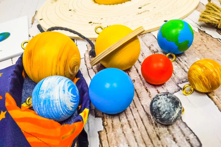 Komplet ręcznie malowanych drewnianych planet z haczykami do zawieszenia w układzie słonecznym EDUBOBO