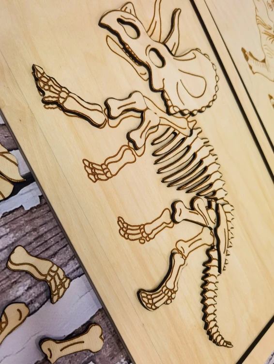 Zestaw kości Triceratopsa w woreczku do edukacyjnej zabawy paleontologicznej EDUBOBO