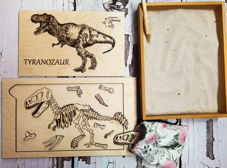 Drewniane kości Tyranozaura zatopione w piasku kwarcowym w zestawie EDUBOBO