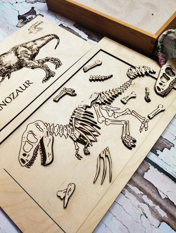 Drewniany pędzel do oczyszczania kości dinozaura z zestawu edukacyjnego EDUBOBO