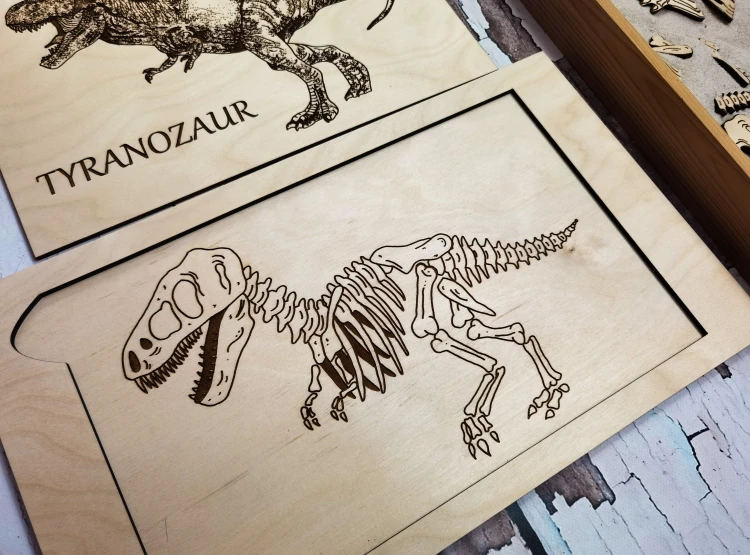 Podstawa z wyciąganym wieczkiem i ilustracją Tyranozaura z zestawu EDUBOBO