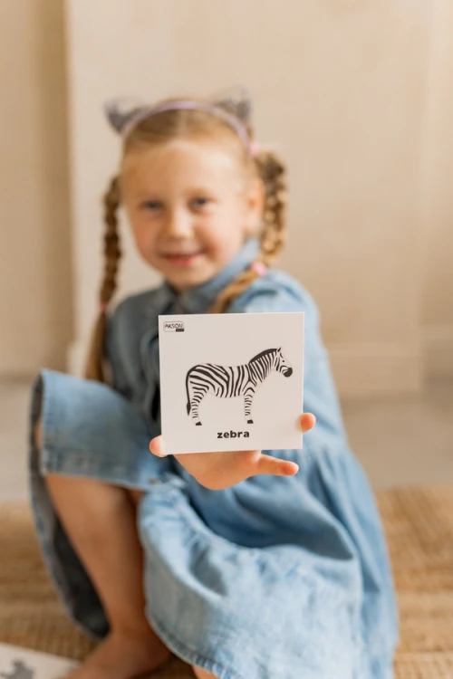 Zestaw kart na stole — wizualizacja pracy grupowej z kartami Zwierzęta podczas zajęć edukacyjnych