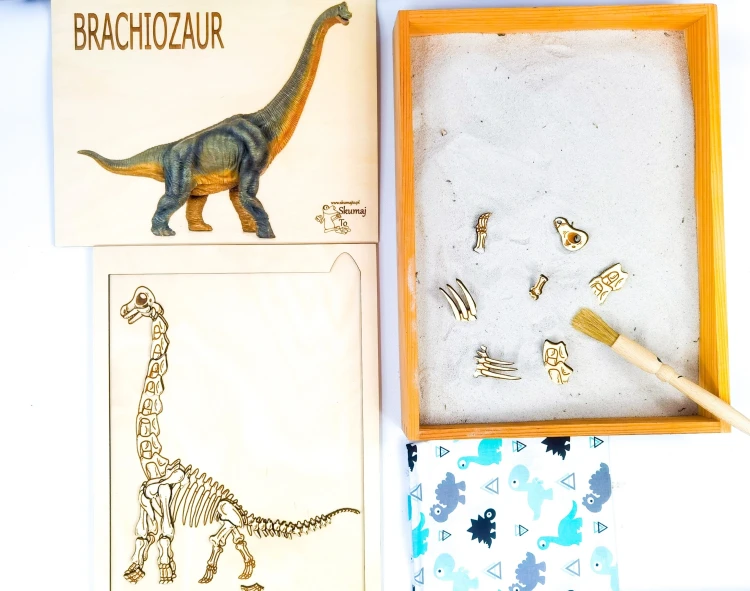 Zestaw Dinozaur Brachiozaur EDUBOBO z piaskiem kwarcowym i dużą tacą do nauki paleontologii