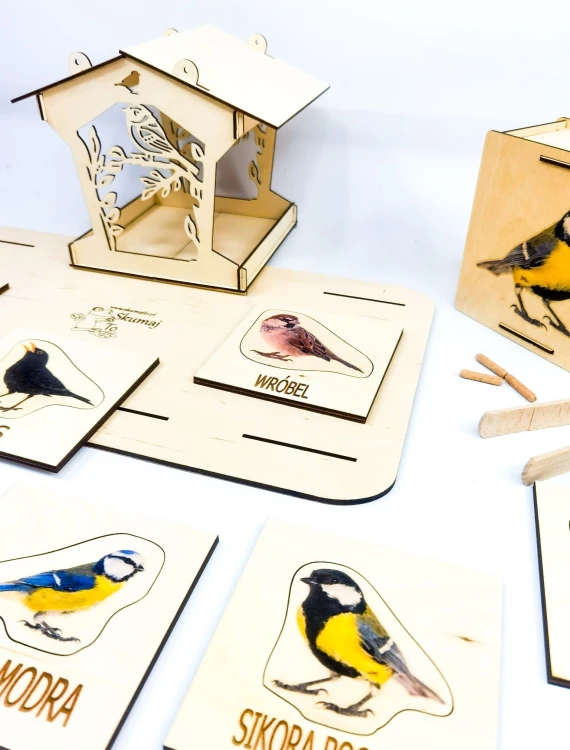 Drewniane ptaki i karmnik z zestawu edukacyjnego EDUBOBO – widok elementów i kart do odwzorowywania