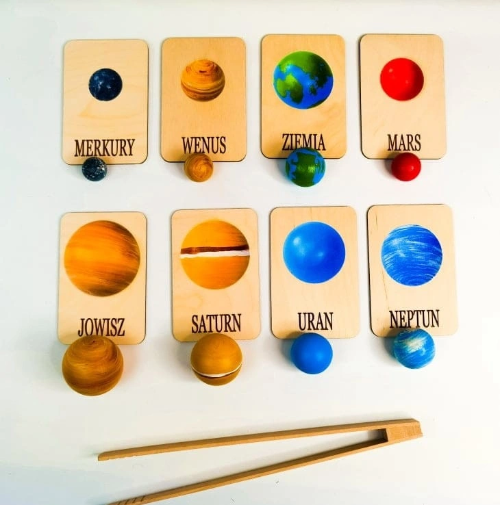 Drewniane karty EDUBOBO z nazwami planet i informacjami na odwrocie