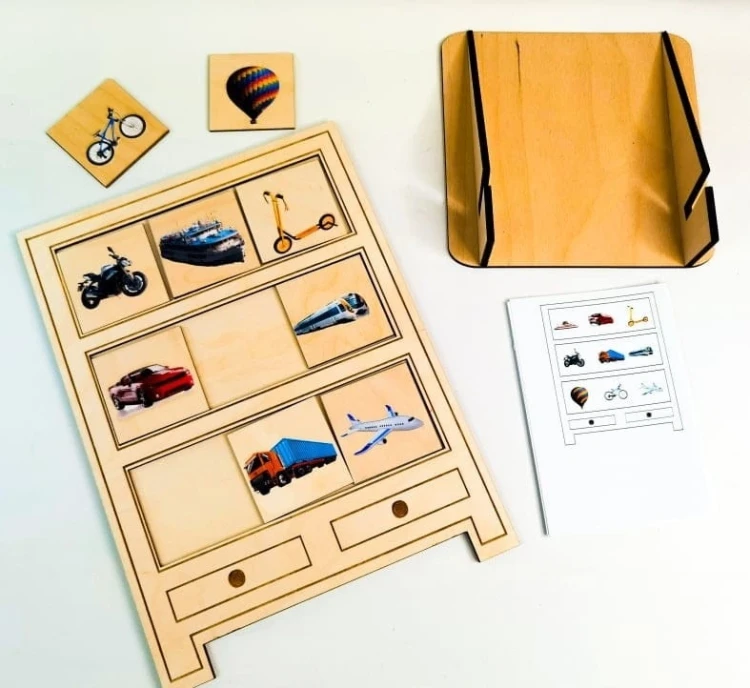 Drewniany regał z podstawką o wymiarach 34x23 cm z elementami układanki EDUBOBO