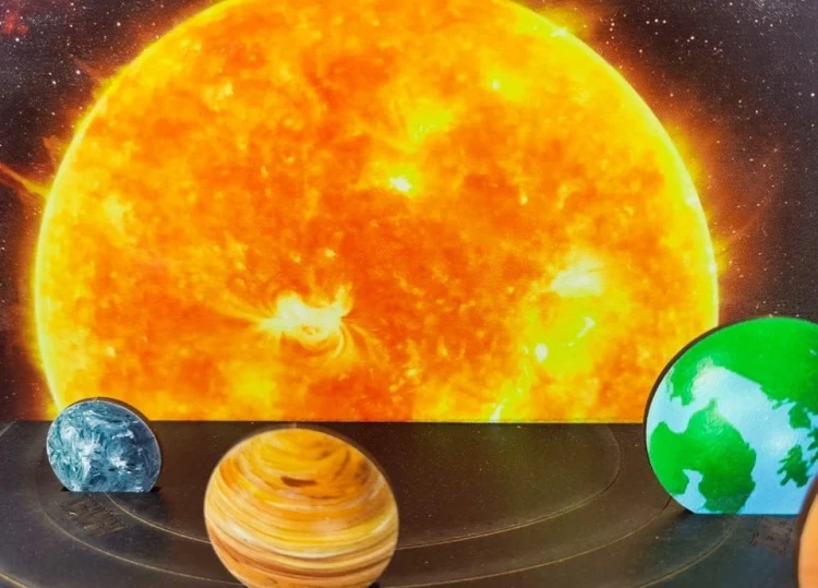 Widok z góry na drewnianą makietę Układ Słoneczny EDUBOBO z ułożonymi planetami
