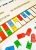 Plansza podstawy i nakładki układanki Skumaj DNA z elementami do łączenia nici DNA