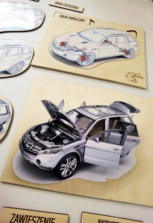 Widok z bliska na drewniany zestaw mechanika z układanką silnika EDUBOBO