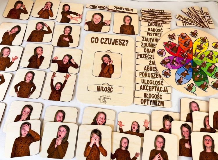 Drewniane elementy Koła emocji EDUBOBO ułożone na stole do nauki emocji