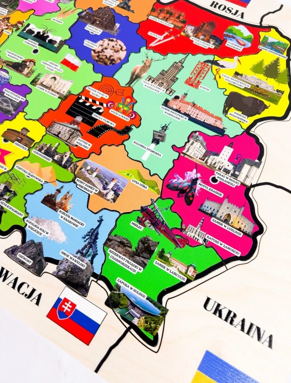 Widok całej drewnianej układanki mapa Polski EDUBOBO na stole edukacyjnym