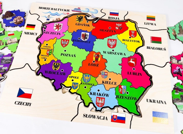 Dziecko układające drewnianą mapę Polski EDUBOBO podczas zajęć edukacyjnych