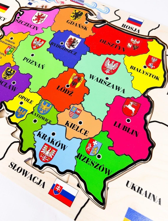 Widok z góry na trójwarstwową drewnianą układankę mapy Polski EDUBOBO