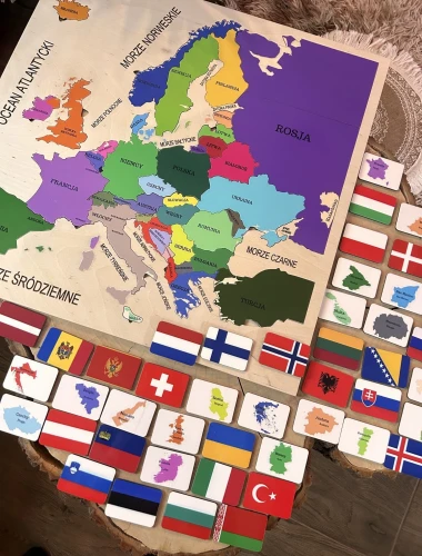 Zbliżenie na wyjmowane elementy mapy Europy z dwustronnymi flagami i nazwami państw EDUBOBO