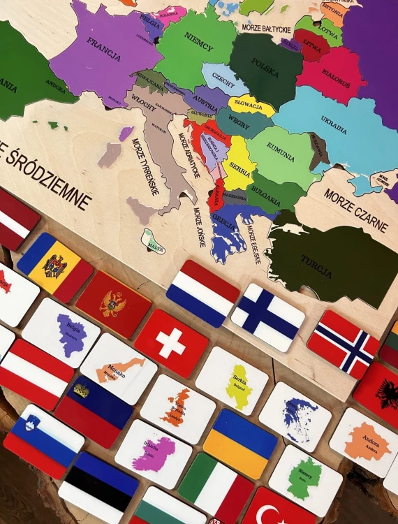 Mapa Europy EDUBOBO z wyjmowanymi państwami ułożona na stole w pokoju dziecięcym