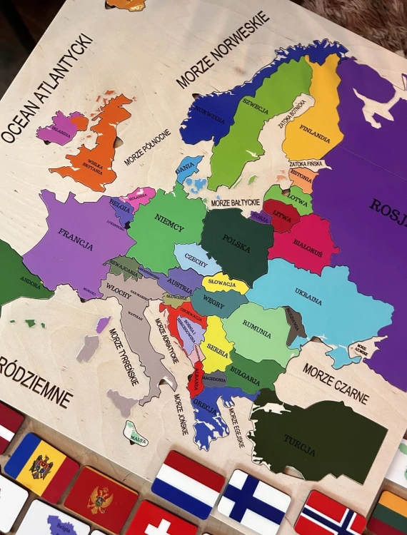 Dwustronne flagi drewnianej mapy Europy EDUBOBO z opisem państw i stolic
