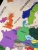 Dziecko układające drewnianą mapę Europy EDUBOBO, nauka poprzez zabawę