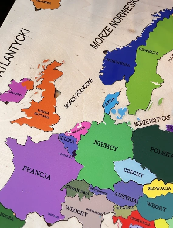 Dziecko układające drewnianą mapę Europy EDUBOBO, nauka poprzez zabawę