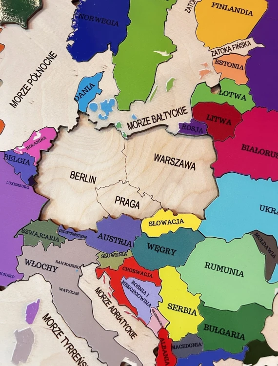 Drewniana mapa Europy EDUBOBO z widocznym bawełnianym woreczkiem i elementami