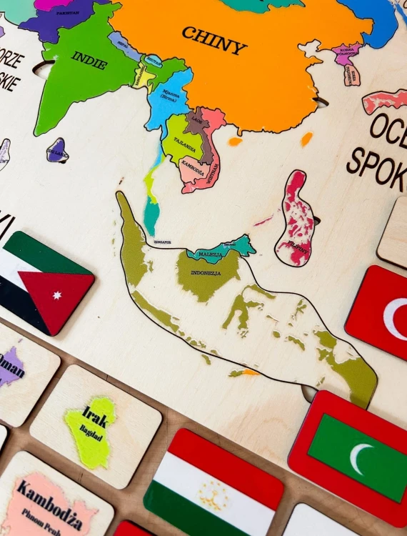 Zestaw flag państw azjatyckich z nadrukami nazw i kształtów na odwrocie od EDUBOBO