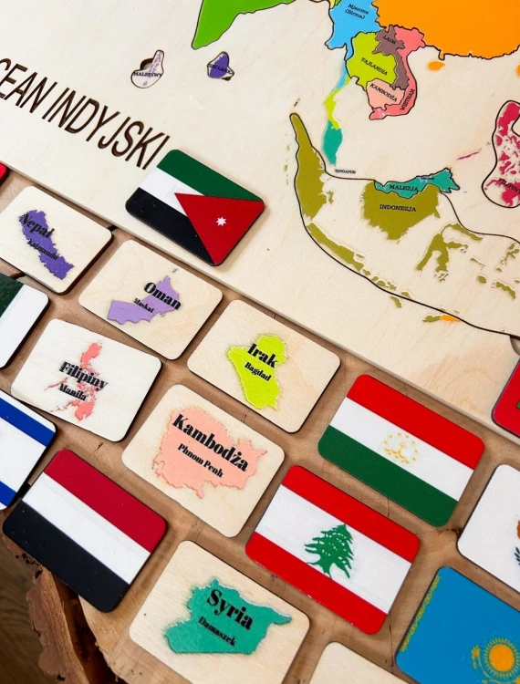 Drewniana mapa Azji z flagami i podpisami stolic w edukacyjnym zestawie EDUBOBO