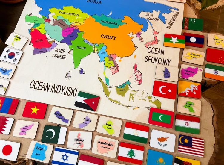 Drewniana mapa Azji w edukacyjnym zestawie - widok na flagi i wyjmowane kraje EDUBOBO