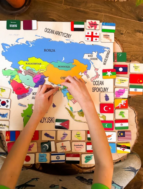 Edukacyjna mapa Azji z drewna z wyraźnymi nazwami stolic i kolorowymi flagami EDUBOBO