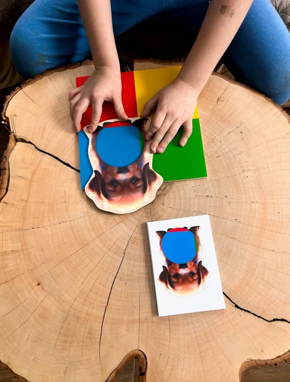Kolorowa podstawa układanki 30x30cm z pieskiem i piłką EDUBOBO