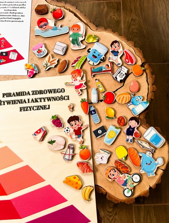 Dziecko układa drewnianą układankę Piramida żywienia EDUBOBO podczas zajęć edukacyjnych