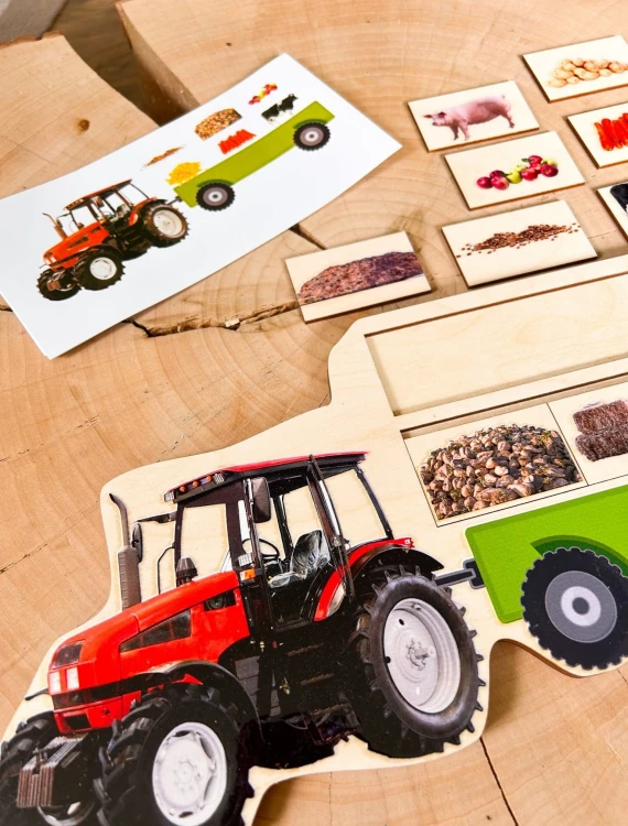 Widok z góry na drewniany traktor i elementy ładunku w układance EDUBOBO
