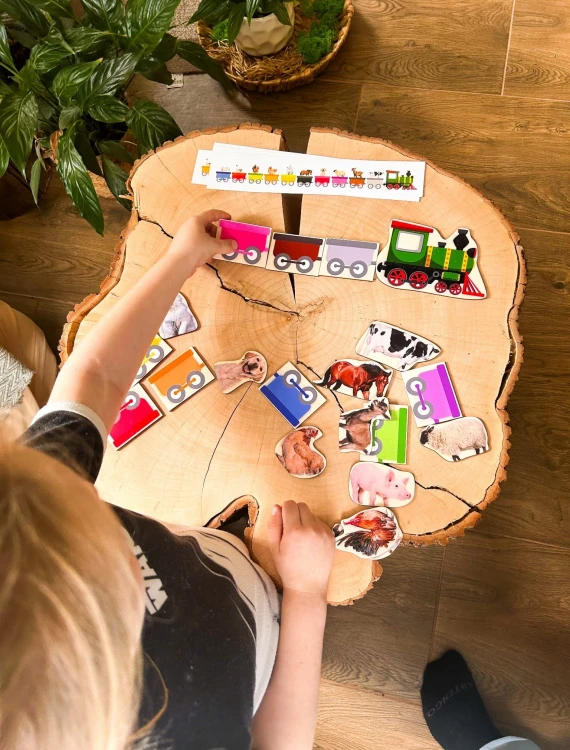 Dziecko bawiące się układanką Kolorowy pociąg EDUBOBO